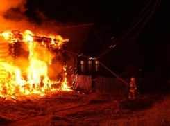 Под Волжским в пожаре пострадали люди