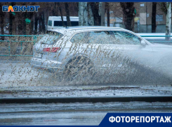 Резиновые сапоги и цветные зонтики спасают волжан от хандры в непогоду