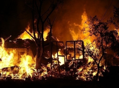 В Средней Ахтубе горели частный дом и пристройка