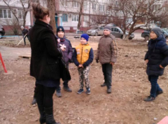 Юные тимуровцы: школьники из Волжского бросили интернет ради субботника во дворе