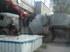 В Волгограде КамАЗ врезался в мост и создал многокилометровую пробку