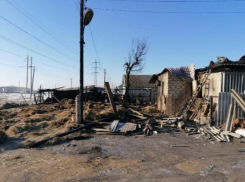 Сгорели дом и скотина: многодетная семья осталась зимой без крыши над головой 