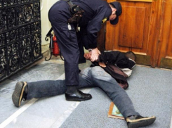 Увидев подозрительного мужчину около своего авто, волжанин натравил на него полицию