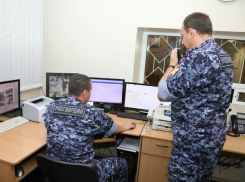 В Волжском вместе с алкоголем рецидивисты пытались украсть спортивную обувь