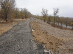Для любителей велопрогулок в Волжском укладывают новую дорожку