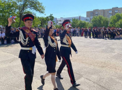 В Волжском прозвучал последний звонок для более 4 тысяч выпускников