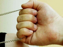 Волжанин сорвал с прохожей золотую цепочку под угрозой убийства