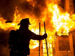 Личные вещи и автомобиль остались в «языках пламени»