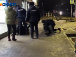 Драка пьяных мужчин с полицией в поселке под Волжским попала на видео