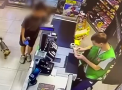 Старший брат заставил 12-летнего школьника расплатиться фальшивками в Волжском