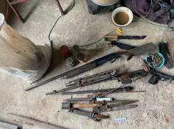 В Волгограде мужчина хранил на даче боеприпасы и оружие: видео