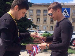 Ленточки в цветах триколора и текст гимна России раздали прохожим в Волжском 