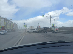 Иномарка врезалась в столб на пешеходном переходе в Волжском