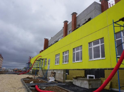 Депутаты в рамках нацпроекта «Демография» посетили строящийся садик в Волжском