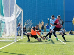 На новом футбольном поле Волжского планируют открыть футбольную школу