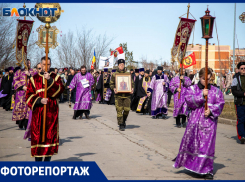 «Низкий поклон за мирное небо»: Волжский встал на молитву за участников спецоперации