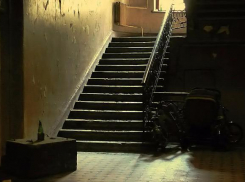 Жители пятиэтажки в Волжском перепрыгивали через труп бродяги, чтобы выйти из подъезда