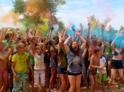 Побережье реки разукрасили всеми цветами радуги в Волжском