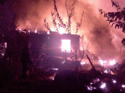 Крупный пожар в дачном обществе попал на видео в Волжском 