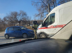 В Волжском авария с пострадавшими попала на фото: на месте врачи и МЧС