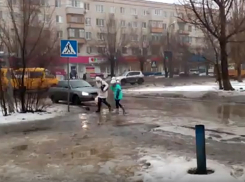 Улицы Волжского из-за резкого потепления превратились в моря-океаны