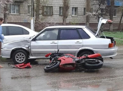 Мотоциклиста забрали в реанимацию после ДТП в Волжском
