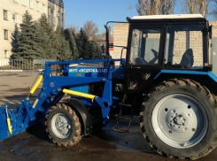 В Волжском во время работ «Водоканала» будет очищать снег новенький белорусский трактор