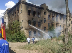 Руины тракторного завода могли поджечь: видео с места пожара в Волгограде