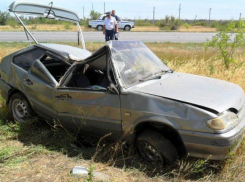 В Волгоградской области на трассе «Волгоград-Сальск» перевернулась легковушка