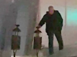 Волжан напугал мужчина со странностями около мусорки