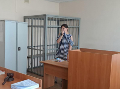 Мать-изверг выгнала сына на улицу ночью и пытала утюгом в Волгограде