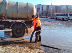 Потоп на улицах Волжского коммунальщики откачивают с помощью «большого пылесоса»