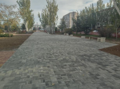 В сквере на Коммунистической дополнительно устанавливают детскую площадку