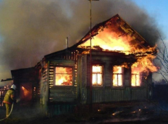 Огненная стихия захватила дачный дом в Волжском