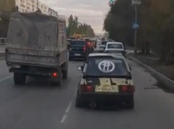 Лихач со спущенными колесами поразил водителей из Волжского