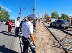 Трамваи больше не ходят: авто вылетело на рельсы в Волжском