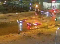 «Подвинься»: в Волжском авария на светофоре попала на видео