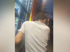 Голодный первоклассник с 2-летней сестрой на руках просит еду у прохожих на улицах Волжского