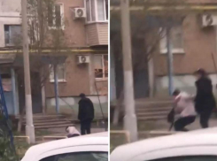Пьяный мужчина избил женщину во дворе в Волжском: видео