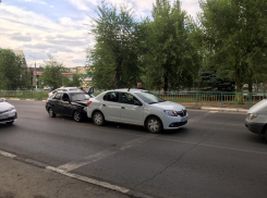 Проспект Ленина в Волжском сковала пробка из-за ДТП