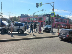 В Волжском произошла страшная авария с опрокидыванием машины: водителя едва откачали 