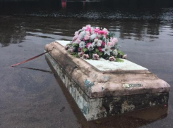 Вместо рыб в волжском озере плавали куски гробов и могильные кресты