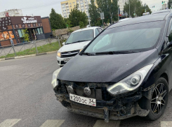 Лихач на иномарке чуть сбил мать и ребенка на пешеходном переходе в Волжском под камерами