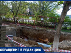 Раскопали двор, отключили воду и писают под елочки: как идет ремонт труб в Волжском