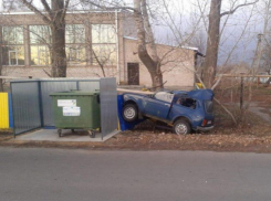Водитель «Нивы» врезался в столб в Волгоградской области: мужчина скончался