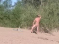 На диком пляже Волжского разгуливает обнаженный мужчина