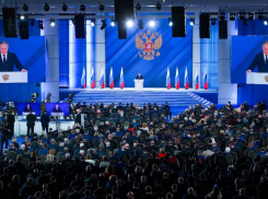 Путин предложил выплатить по 10 тысяч рублей на каждого школьника в России