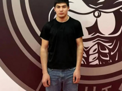 Перерубил провода топором и вывел старика: спортсмен из Волжского Фирдавс Одинаев в одиночку предотвратил смертельный пожар