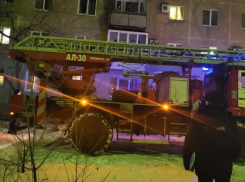 Полиция, МЧС и медики: как в Волжском спасали от смерти в квартире одинокую женщину