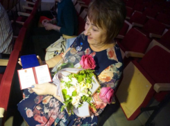 Матери 6 детей в Волжском вручен почетный знак «Материнская слава»